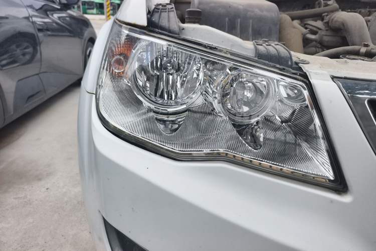 Used Land X8 2014 Explorer Edition 2.0T Diesel 4x2 Luxury Model Right Front Headlight