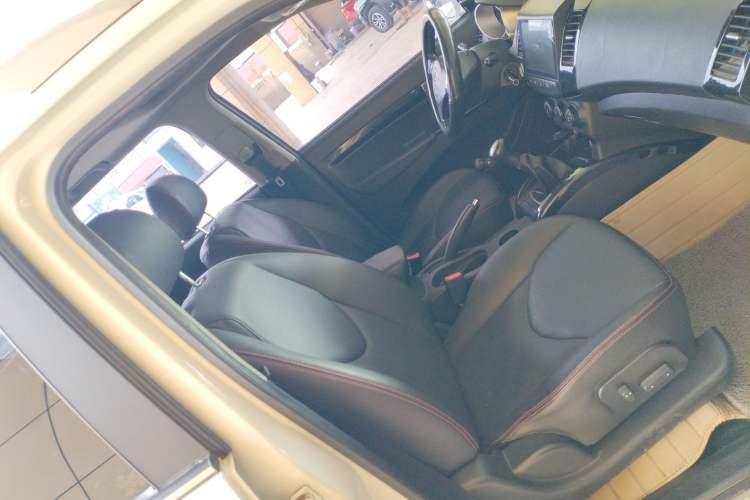 Used Land X8 2014 Explorer Edition 2.0T Diesel 4x2 Ultra-Luxury Model Right Front Seat