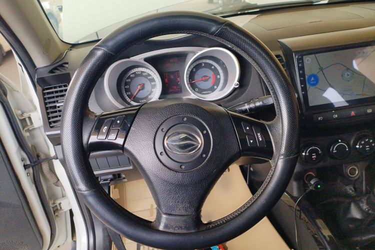 Used Land X8 2014 Explorer Edition 2.0T Diesel 4x2 Ultra-Luxury Model Steering Wheel