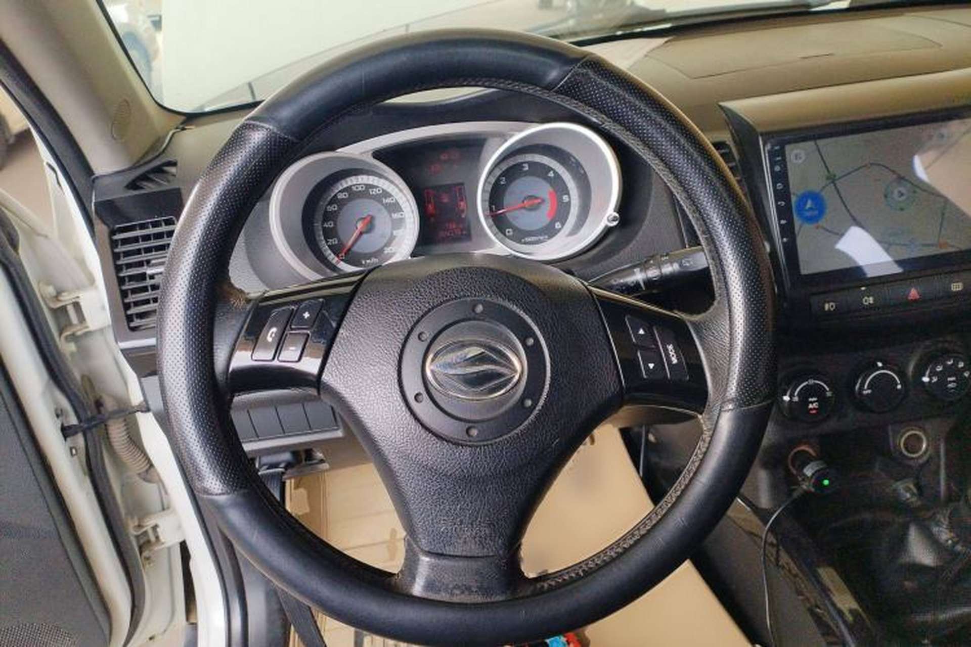 Used Land X8 2014 Explorer Edition 2.0T Diesel 4x2 Ultra-Luxury Model Steering Wheel