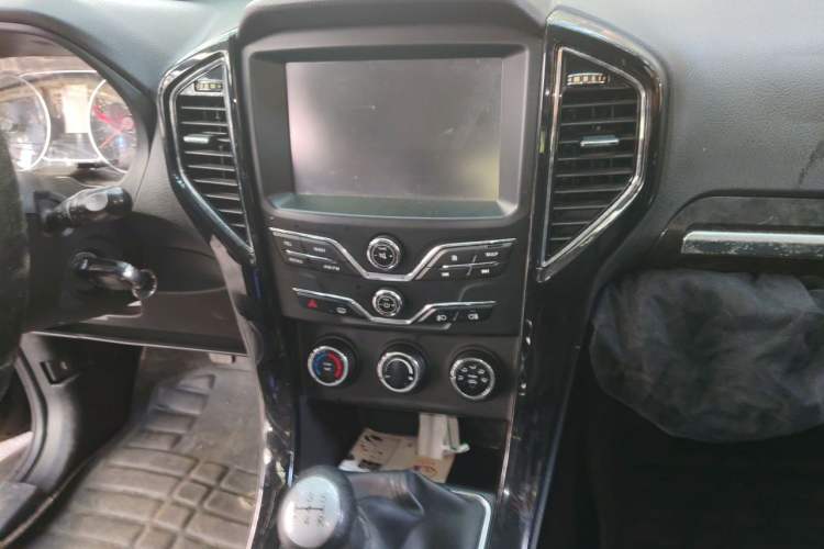 Used Land X8 2015 Explorer Edition 2.0T Gasoline 4x2 Luxury Model Audio And AC Panel