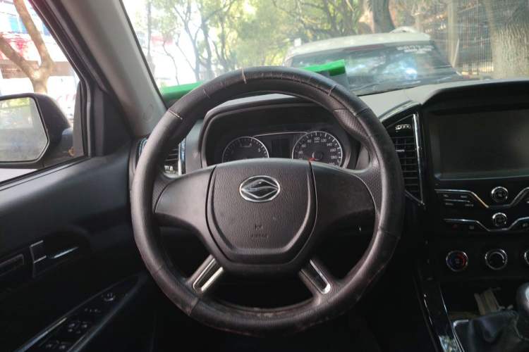 Used Land X8 2015 Explorer Edition 2.0T Gasoline 4x2 Luxury Model Steering Wheel