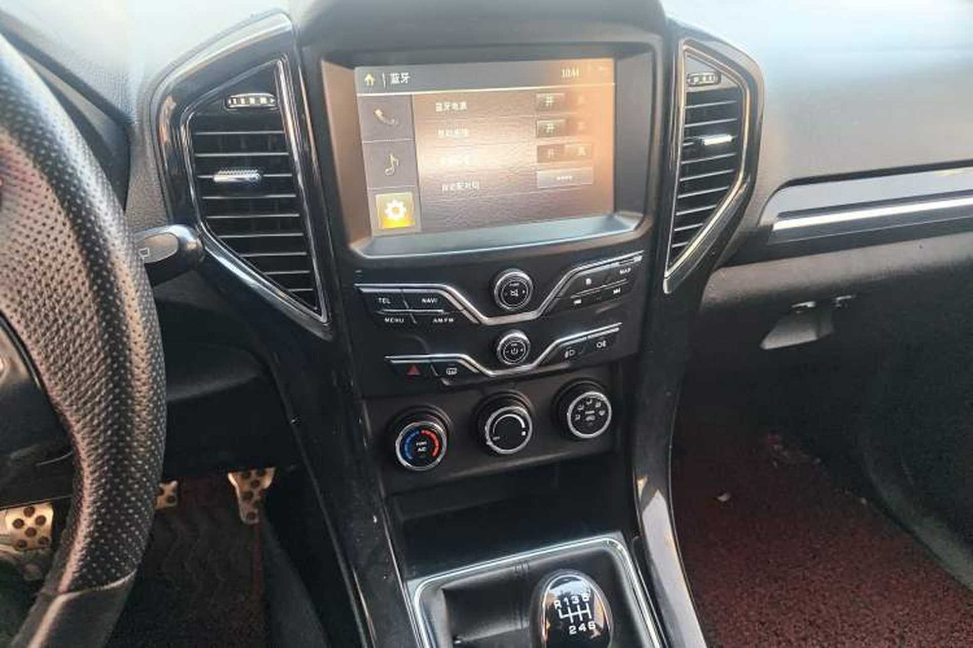 Used Land X8 2015 Explorer Edition 2.0T Gasoline 4x4 Ultra-Luxury Model Audio And AC Panel
