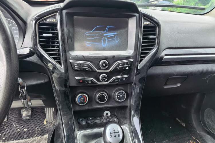Used Land X8 2015 Explorer Edition 2.0T Gasoline 4x2 Luxury Model Audio And AC Panel