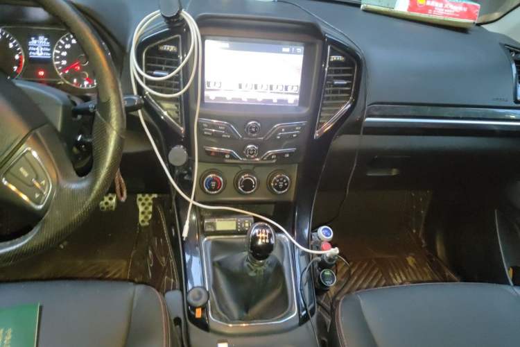 Used Land X8 2015 Explorer Edition 2.0T Gasoline 4x4 Ultra-Luxury Model Audio And AC Panel