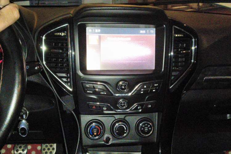 Used Land X8 2015 Explorer Edition 2.0T Gasoline 4x4 Ultra-Luxury Model Audio And AC Panel