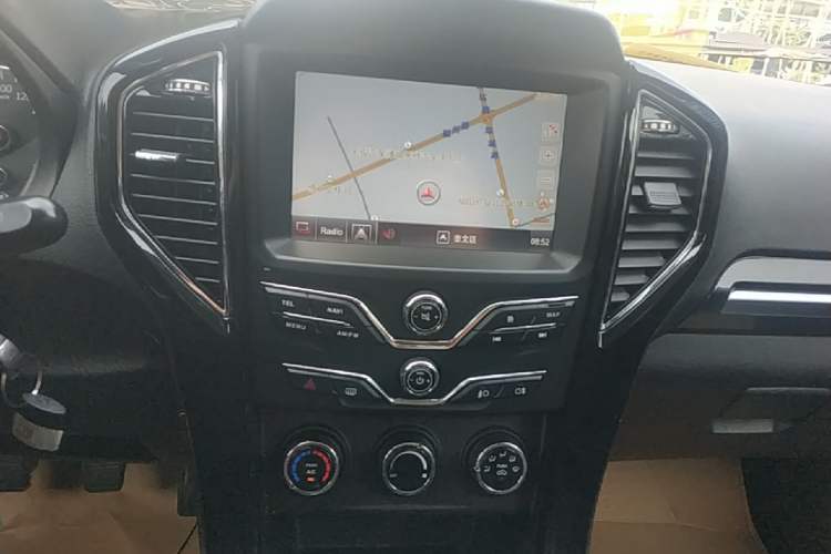 Used Land X8 2015 Explorer Edition 2.0T Gasoline 4x2 Luxury Model Audio And AC Panel