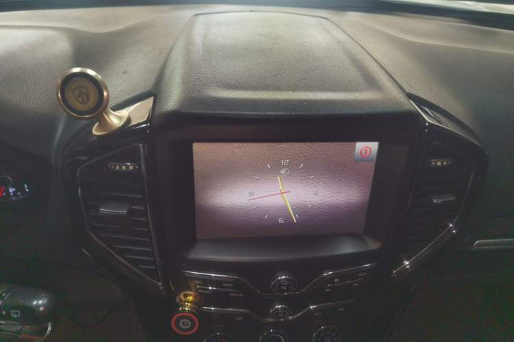 Used Land X8 2015 Explorer Edition 2.0T Gasoline 4x2 Ultra-Luxury Model Audio And AC Panel