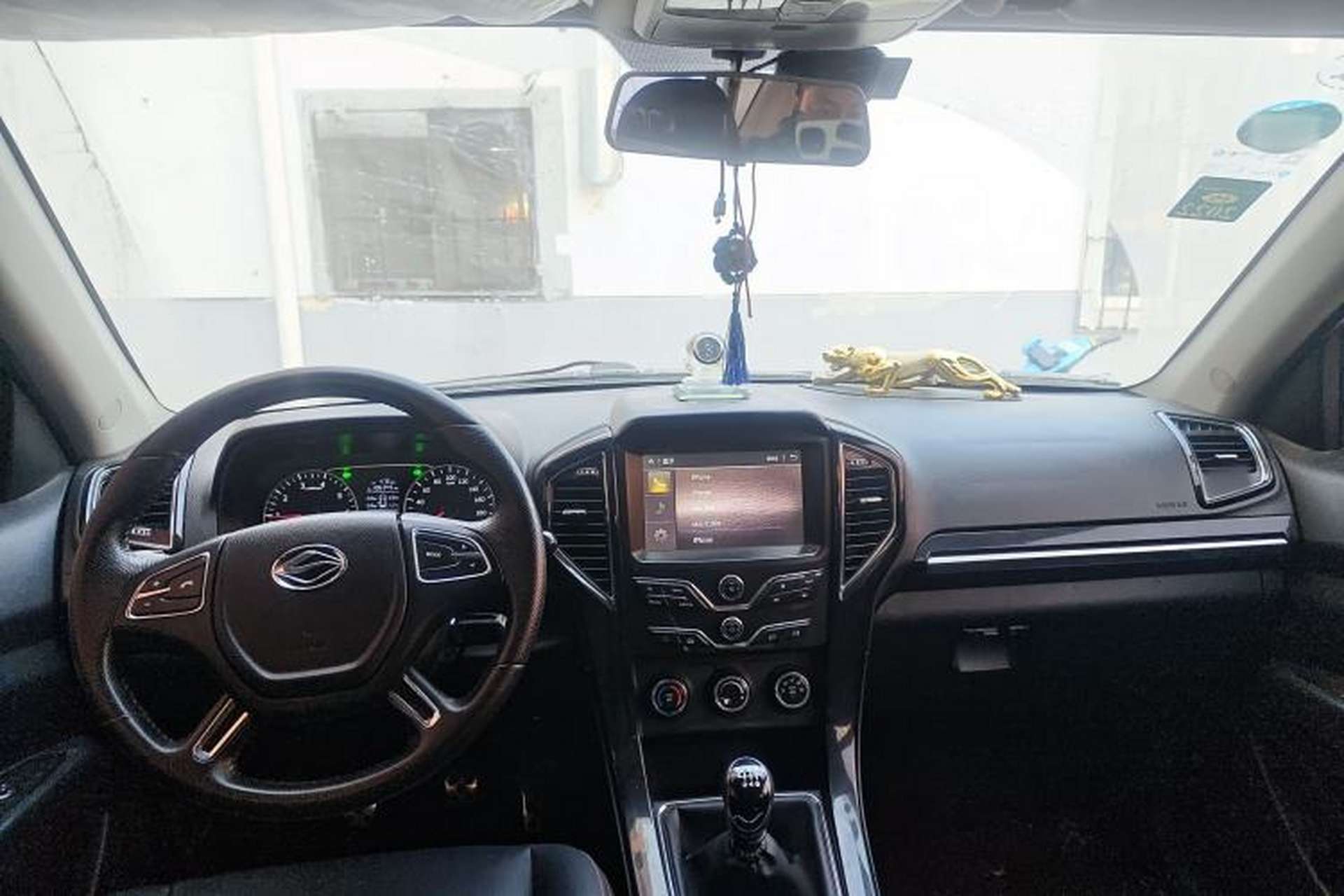 Used Land X8 2015 Explorer Edition 2.0T Gasoline 4x4 Ultra-Luxury Model Center Console
