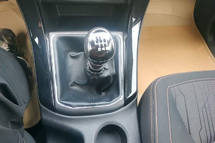Used Land X8 2015 Explorer Edition 2.0T Gasoline 4x2 Luxury Model Gear Lever
