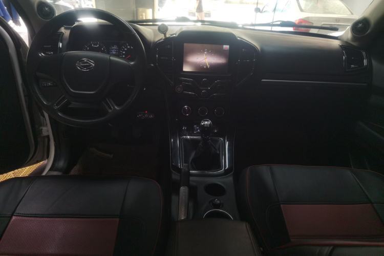 Used Land X8 2015 Explorer Edition 2.0T Gasoline 4x2 Ultra-Luxury Model Interior 2