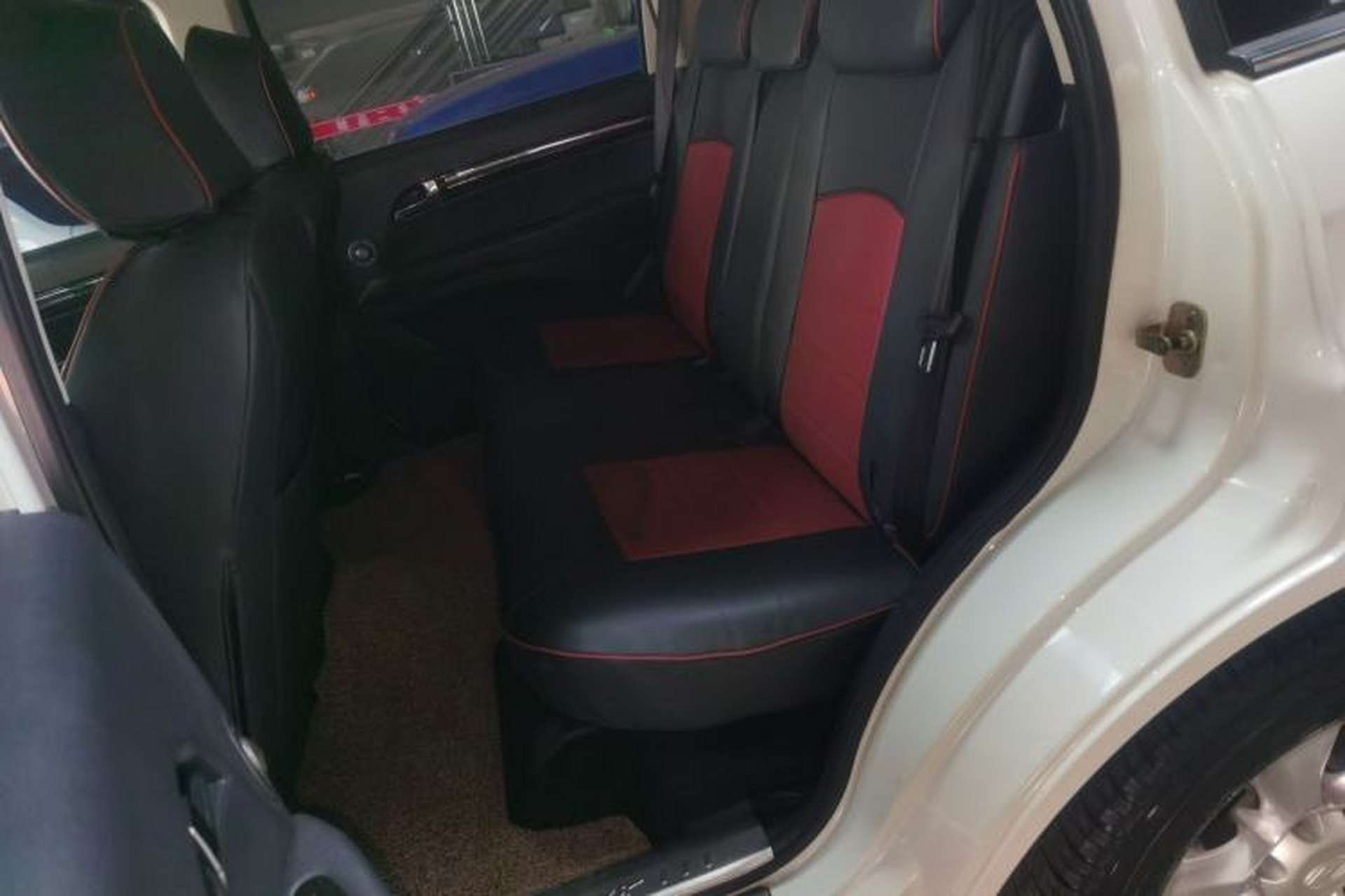 Used Land X8 2015 Explorer Edition 2.0T Gasoline 4x2 Ultra-Luxury Model Interior 4