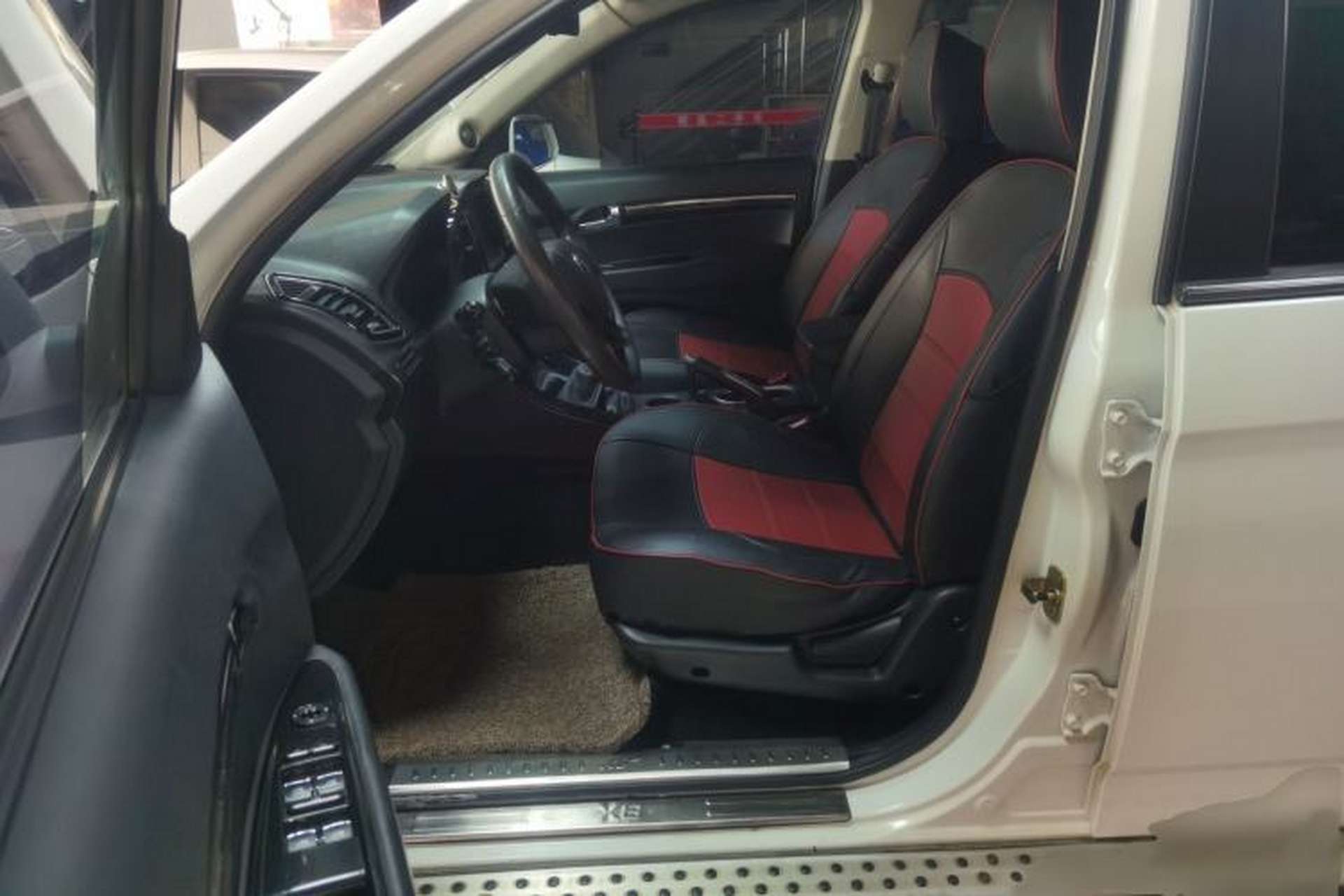 Used Land X8 2015 Explorer Edition 2.0T Gasoline 4x2 Ultra-Luxury Model Left Front Seat