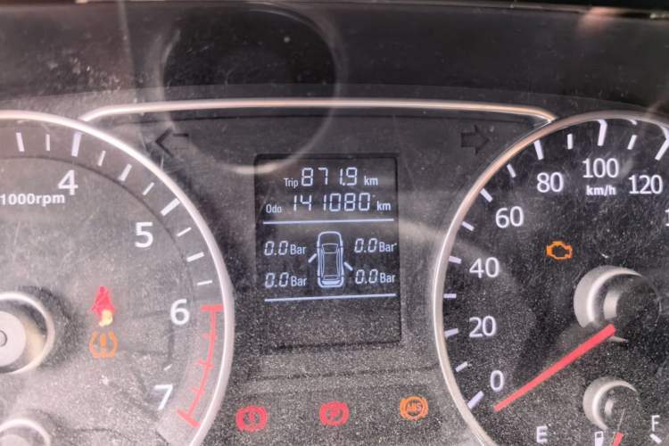 Used Land X8 2015 Explorer Edition 2.0T Gasoline 4x2 Luxury Model Odometer Close Up
