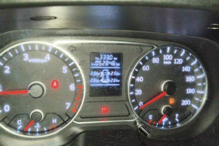 Used Land X8 2015 Explorer Edition 2.0T Gasoline 4x4 Ultra-Luxury Model Odometer Close Up