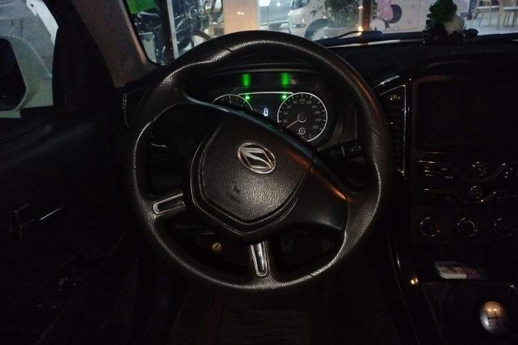Used Land X8 2015 Explorer Edition 2.0T Diesel 4x2 Luxury Model Steering Wheel