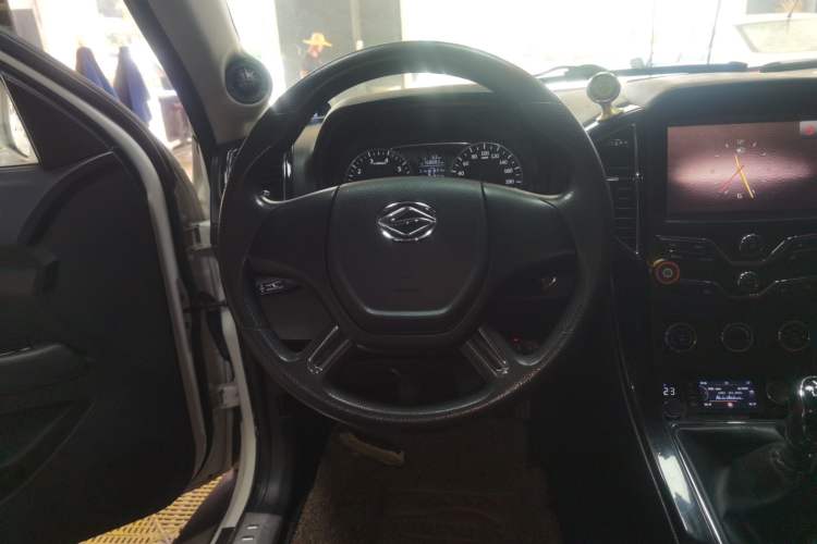 Used Land X8 2015 Explorer Edition 2.0T Gasoline 4x2 Ultra-Luxury Model Steering Wheel