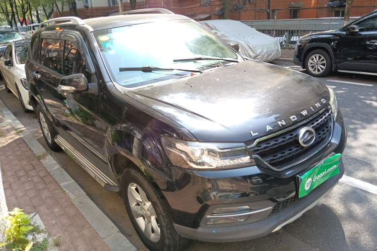 Used Land X8 2017 2.0T Gasoline 4x2 Luxury Edition Front Right 45 Deg