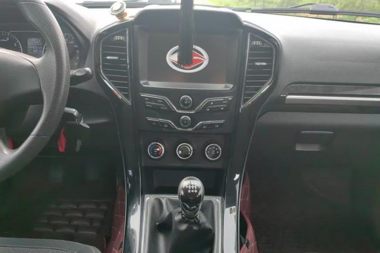 Used Land X8 2017 2.0T Gasoline 4x2 Luxury Edition Interior 6