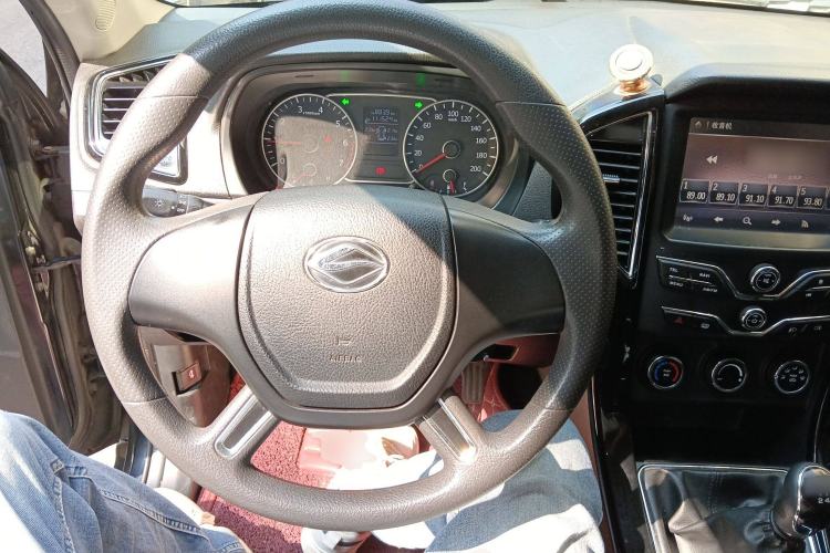Used Land X8 2017 2.0T Gasoline 4x2 Luxury Edition Steering Wheel