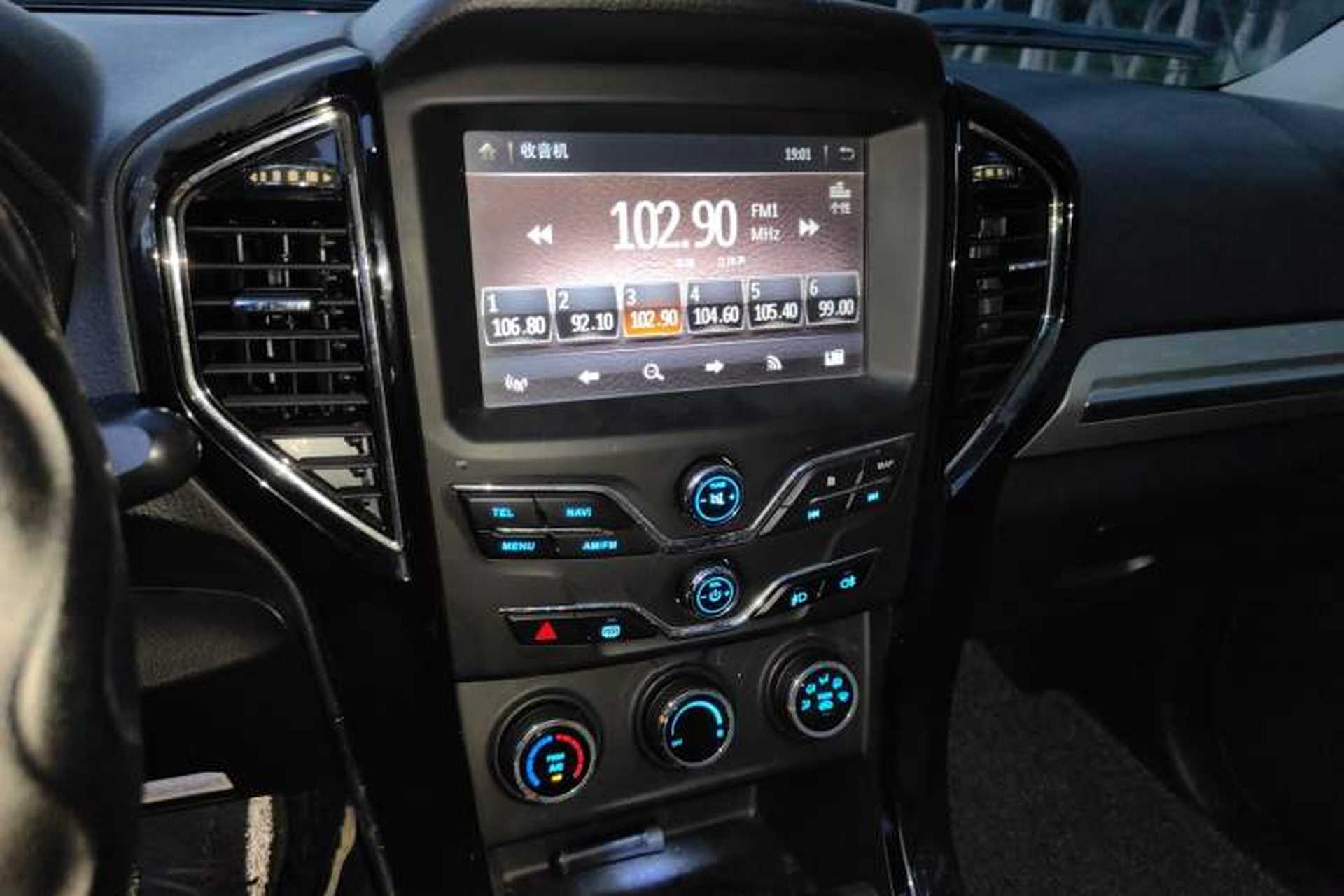 Used Land X8 2017 2.0T Gasoline 4x4 Ultra-Luxury Version Audio And AC Panel