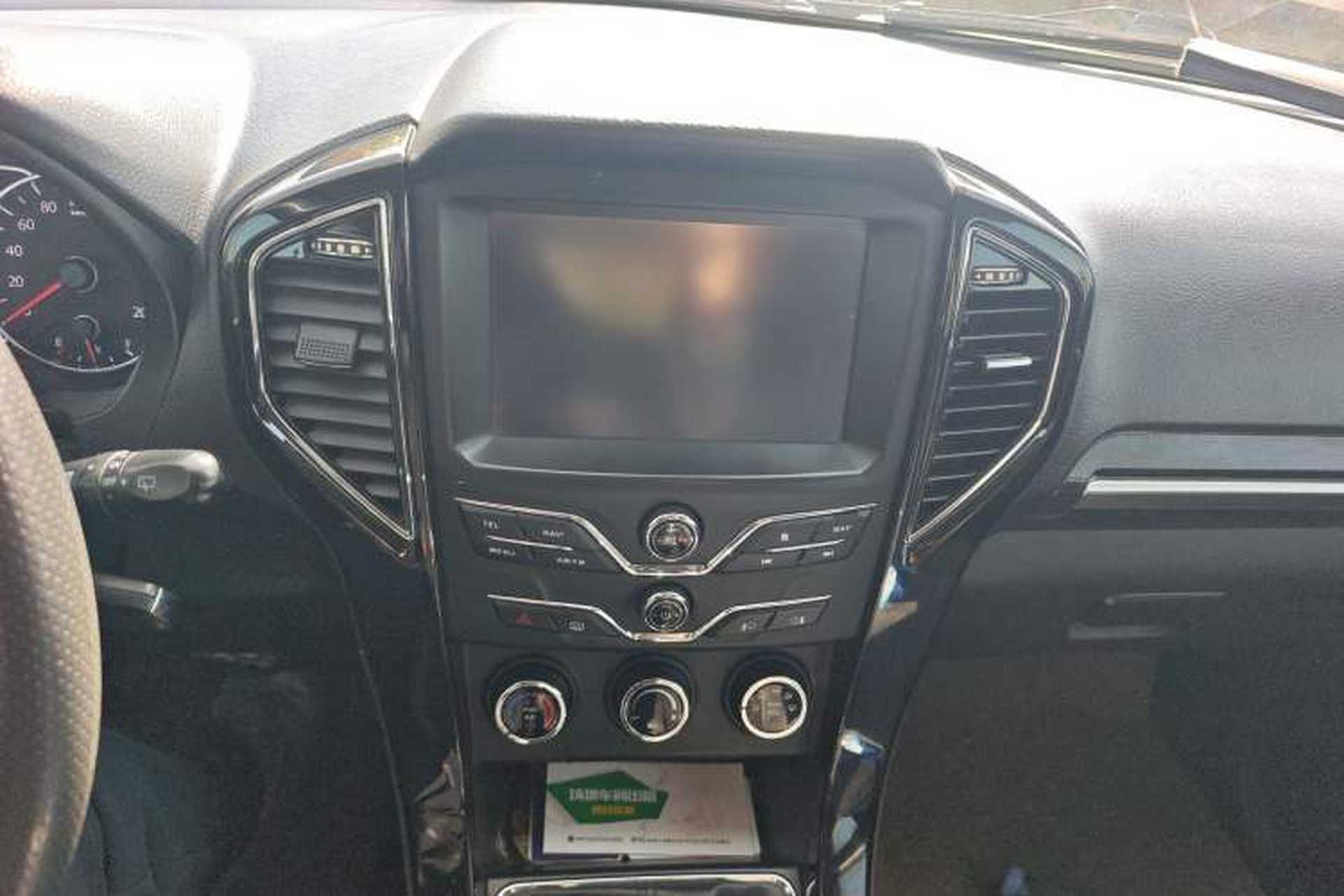 Used Land X8 2017 2.0T Gasoline 4x4 Luxury Model Audio And AC Panel