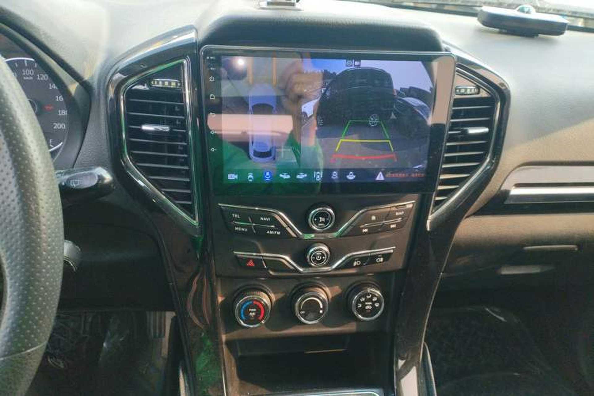 Used Land X8 2017 2.0T Gasoline 4x4 Luxury Model Audio And AC Panel