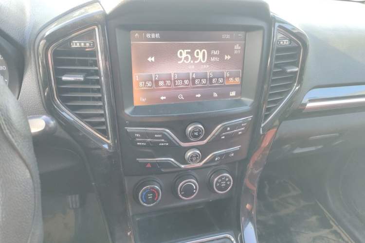 Used Land X8 2017 2.0T Gasoline 4x4 Luxury Model Audio And AC Panel