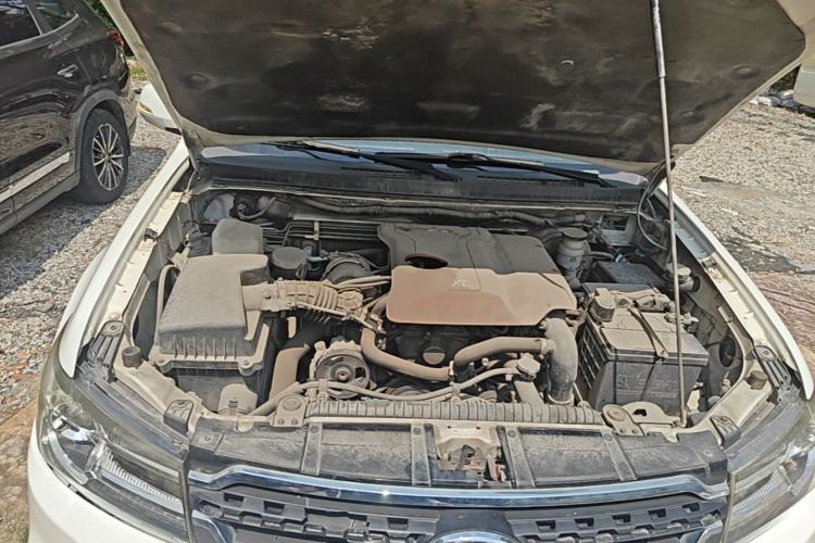 Used Land X8 2017 2.0T Gasoline 4x2 Luxury Edition Engine Bay