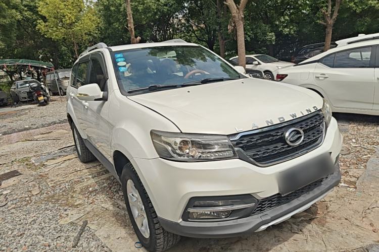 Used Land X8 2017 2.0T Gasoline 4x2 Luxury Edition Front Right 45 Deg