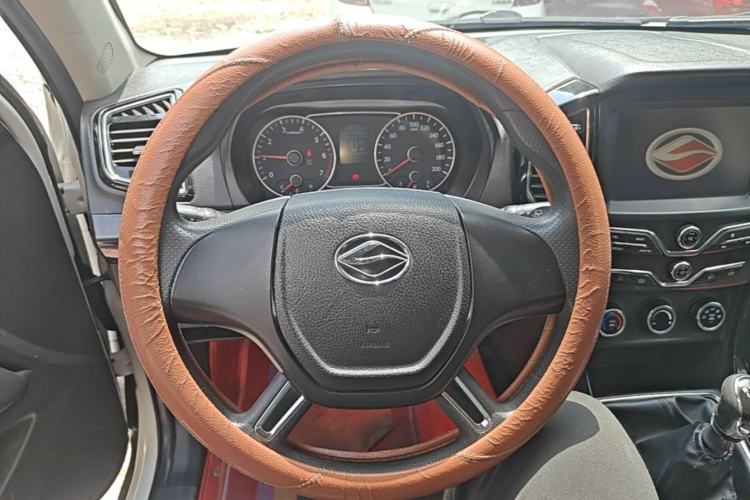 Used Land X8 2017 2.0T Gasoline 4x2 Luxury Edition Steering Wheel
