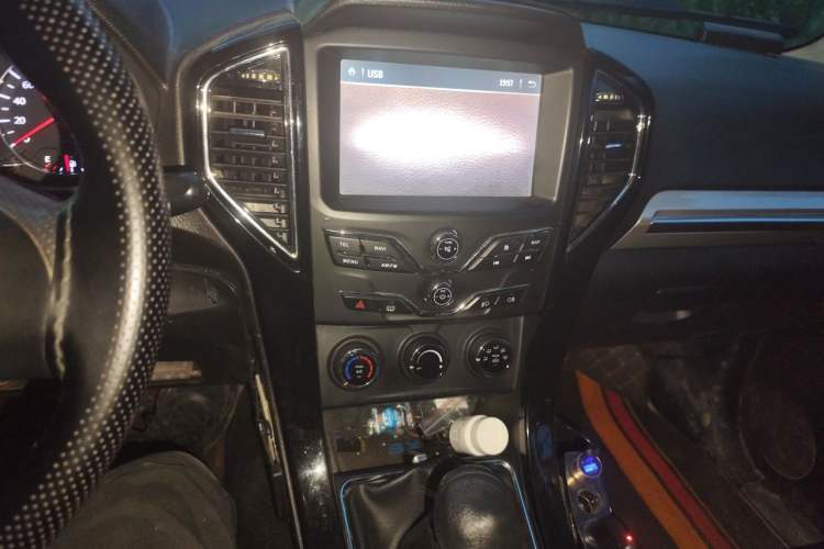 Used Land X8 2018 2.0T Diesel 4x4 Luxury Edition Audio And AC Panel