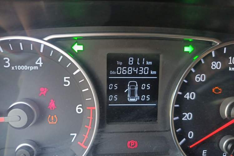 Used Land X8 2018 1.8T Gasoline 4x4 Luxury Model Odometer Close Up