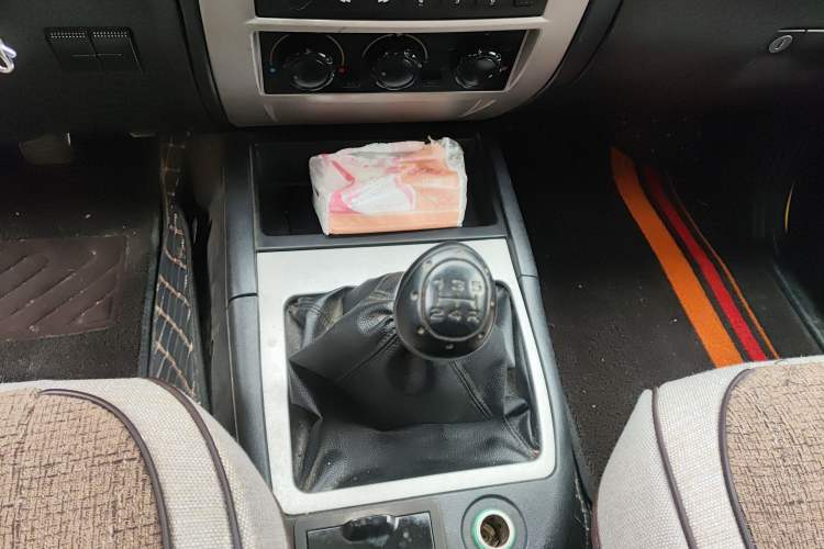 Used Land X9 2009 2.5T VM Two-Wheel Drive Diesel Version Gear Lever