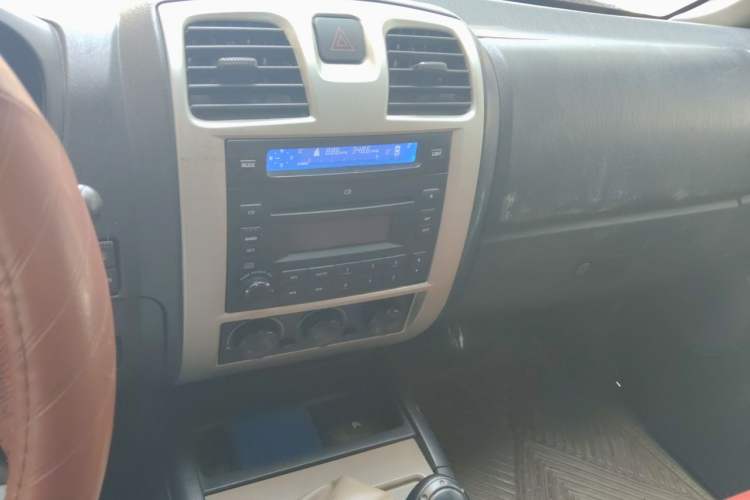 Used Land X9 2013 2.0T Four-Wheel-Drive Diesel Model Audio And AC Panel