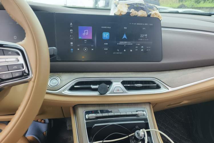 Used Landian E5 2024 Honor Edition 100KM Deluxe 7-Seater Audio And AC Panel