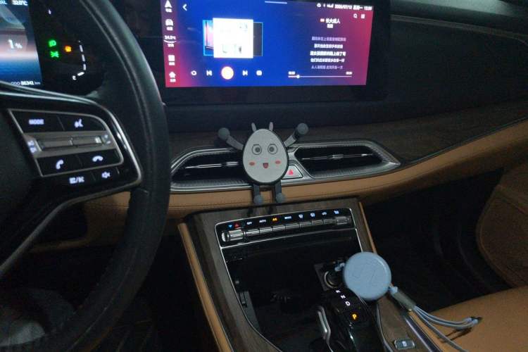Used Landian E5 2023 1.5L DE-i 100KM Zhenxiang Edition 7-Seater Audio And AC Panel