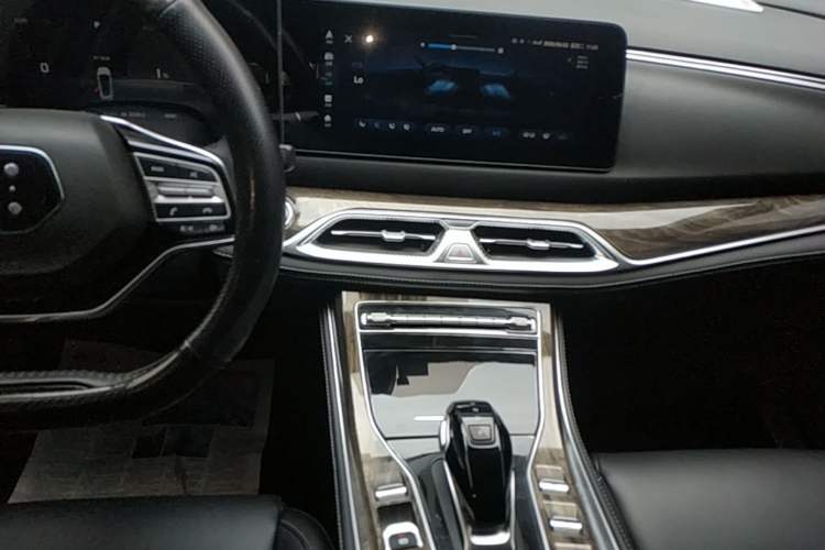 Used Landian E5 2023 1.5L DE-i 100KM Zhenxiang Edition 7-Seater Audio And AC Panel