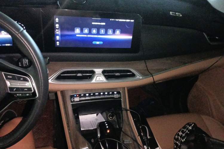 Used Landian E5 2023 1.5L DE-i 100KM Comfort Edition 7-Seater Audio And AC Panel