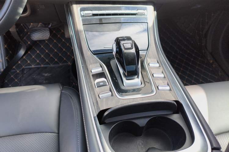 Used Landian E5 2023 1.5L DE-i 100KM Comfort Edition 7-Seater Gear Lever
