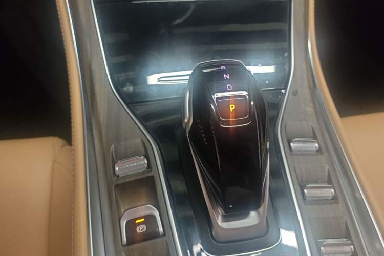 Used Landian E5 2023 1.5L DE-i 100KM Zhenxiang Edition 7-Seater Gear Lever