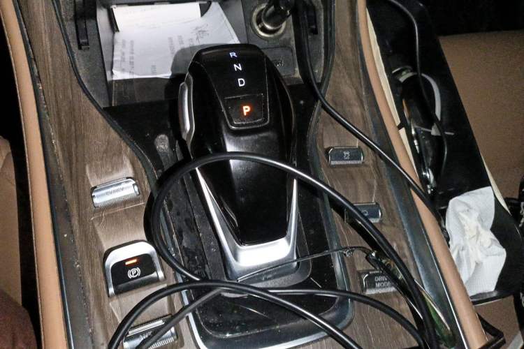 Used Landian E5 2023 1.5L DE-i 100KM Comfort Edition 7-Seater Gear Lever