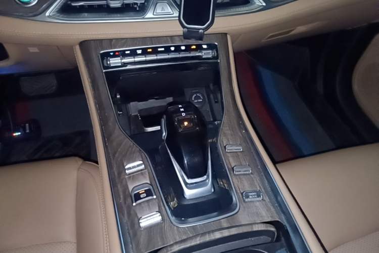 Used Landian E5 2023 1.5L DE-i 100KM Comfort Edition 7-Seater Gear Lever