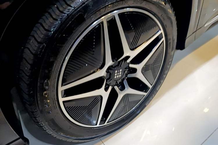 Used Landian E5 2023 1.5L DE-i 110KM Flagship 7-Seater Left Front Wheel Hub
