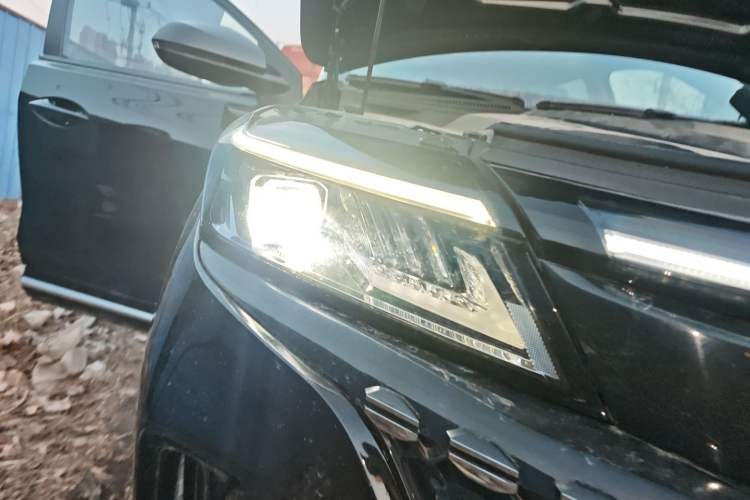 Used Landian E5 2023 1.5L DE-i 100KM Zhenxiang Edition 7-Seater Right Front Headlight
