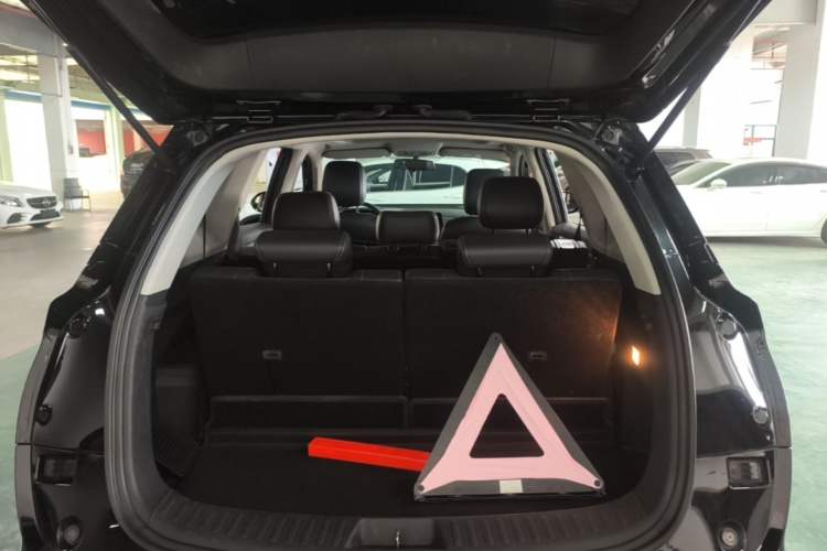 Used Landian E5 2023 1.5L DE-i 100KM Comfort Edition 7-Seater Trunk