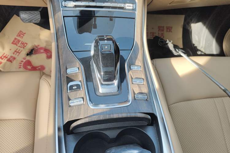 Used Landian E5 2023 1.5L DE-i 100KM Zhenxiang Edition 5-seater Gear Lever