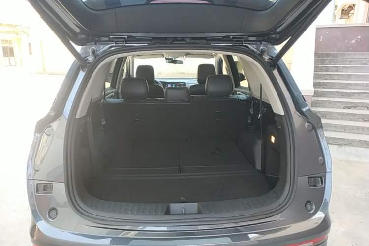 Used Landian E5 2023 1.5L DE-i 100KM Zhenxiang Edition 7-Seater Trunk