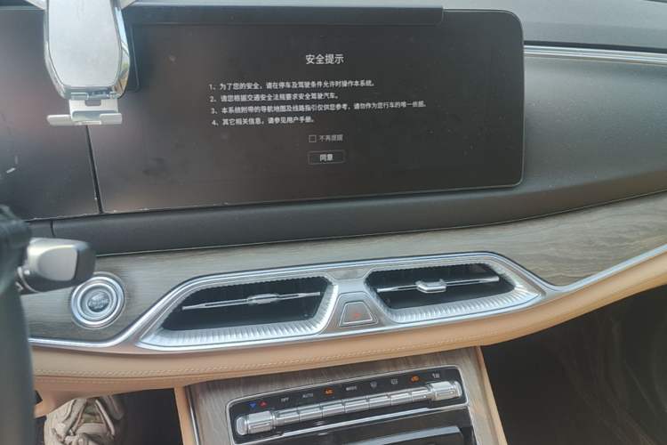 Used Landian E5 2023 1.5L DE-i 100KM Zhenxiang Edition 7-Seater Audio And AC Panel