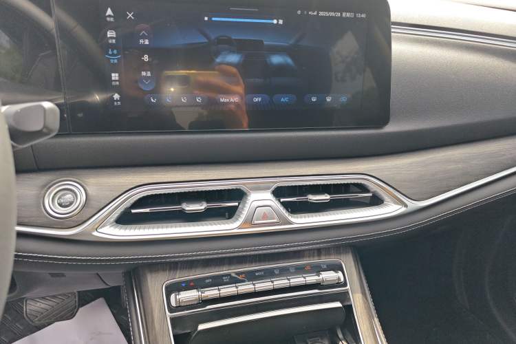 Used Landian E5 2023 1.5L DE-i 100KM Comfort Edition 7-Seater Audio And AC Panel